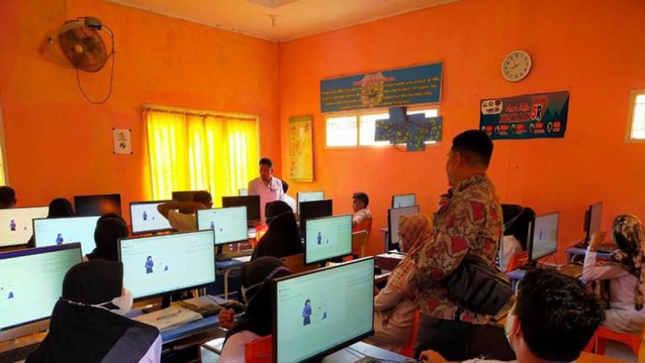 Calon anggota PPS mengikuti ujian dengan sistem CAT di Simeulue, Aceh, Senin (9/1/2023). ANTARA/Ade Irwansah