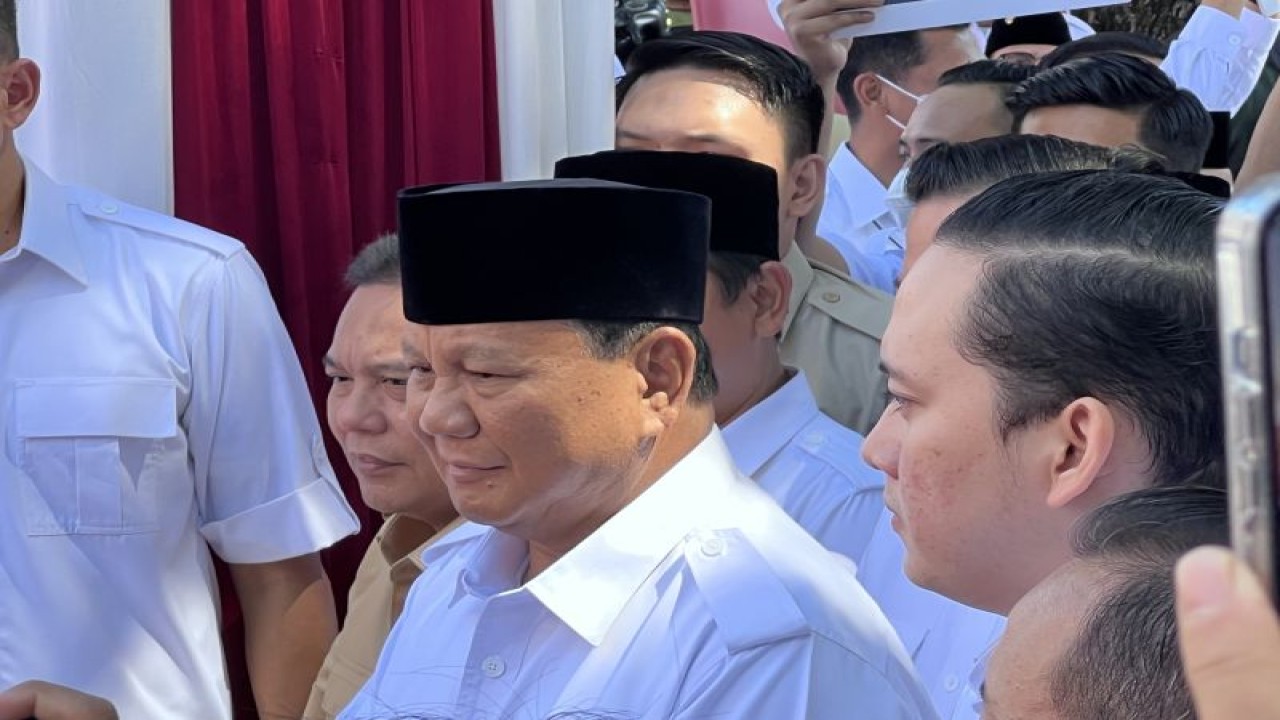 Menteri Pertahanan Republik Indonesia (Menhan RI) Prabowo Subianto memberi keterangan kepada wartawan, di Kantor Badan Pemenangan Presiden Partai Gerindra, Jakarta, Sabtu (7/1/2023). ANTARA/Putu Indah Savitri