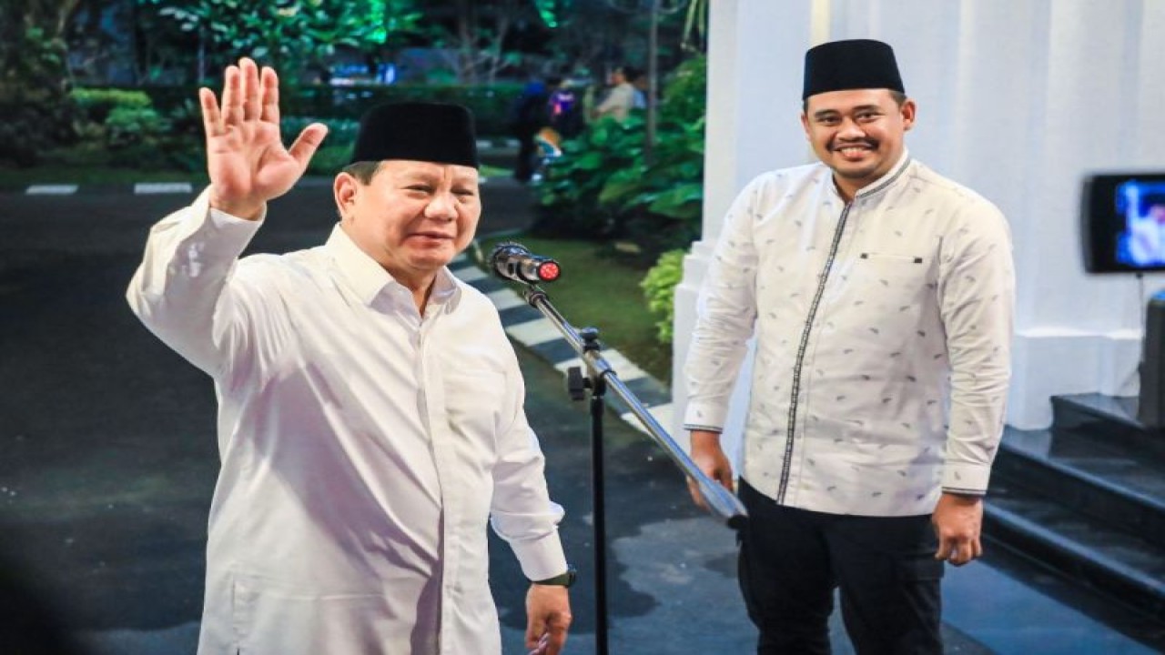 Ketua Umum DPP PartaiGerindra Prabowo Subianto (kiri) didampingi Wali Kota Medan Bobby Nasution di Medan, Sumut, Kamis (26/1/2023) malam. ANTARA/HO-Diskominfo Kota Medan