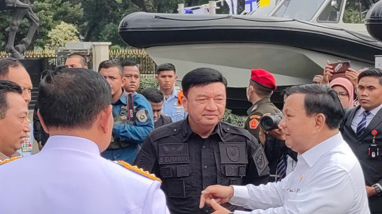 Menteri Pertahanan Prabowo Subianto (kanan) berbicara dengan sejumlah pejabat tinggi institusi pertahanan dan keamanan selepas pembukaan Rapat Pimpinan Kementerian Pertahanan Tahun 2023 di Jakarta, Rabu (18/1/2023). (ANTARA/Gilang Galiartha)