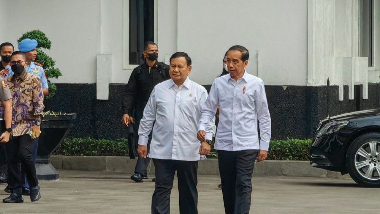 Menteri Pertahanan Prabowo Subianto (kiri) menyambut kedatangan Presiden RI Joko Widodo di Lapangan Bela Negara, Kementerian Pertahanan, Jakarta, Rabu (18/1/2023), yang akan menghadiri pembukaan Rapat Pimpinan Kemhan 2023. (ANTARA/Gilang Galiartha)