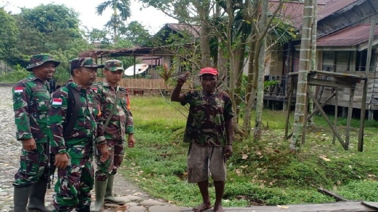 Prajurit yang bertugas di Koramil Batom, Kabupaten Pegunungan Bintang, melakukan kunjungan ke kampung-kampung yang berada di sekitar perbatasan RI-PNG. (ANTARA/HO/Penrem 172/PWY)