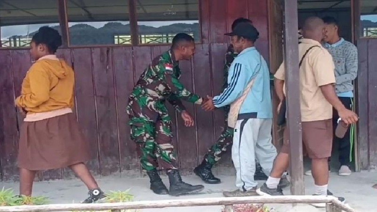 Personel Koramil Oksibil datangi sekolah-sekolah pastikan kegiatan mengajar normal. (ANTARA/HO-Penrem 172/PWY)