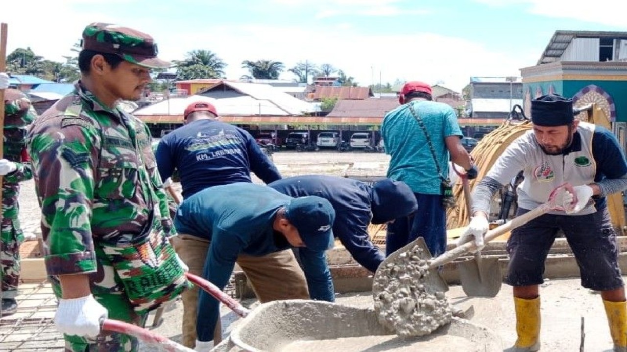 Prajurit Kodim 1715 Yahukimo, Rabu (4/1/2023) membantu pembangunan fasilitas umum di Masjid At-Taqwa Dekai. ANTARA/HO-Penrem 172/PWY