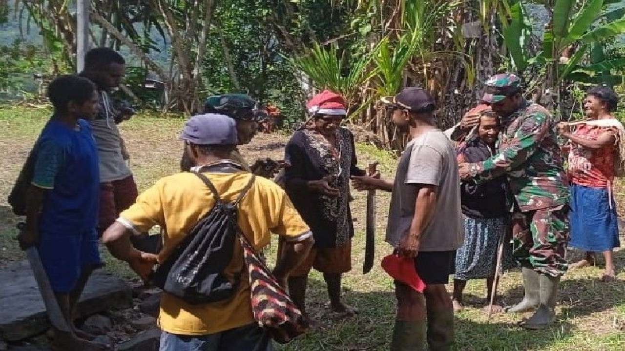 Prajurit TNI dari Koramil Kiwirok mengunjungi masyarakat di kampung Apom. (ANTARA/HO/Penrem 172/PWY)