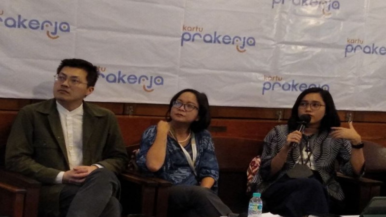 Direktur Kemitraan, Komunikasi dan Pengembangan Ekosistem MPPKP Kurniasih Suditomo (tengah), Head Kemitraan dan Program MPPKP Dwina M. Putri (kanan) dalam media gathering Kartu Prakerja di Jakarta, Rabu (18/1/2023). (ANTARA/ Zubi Mahrofi)