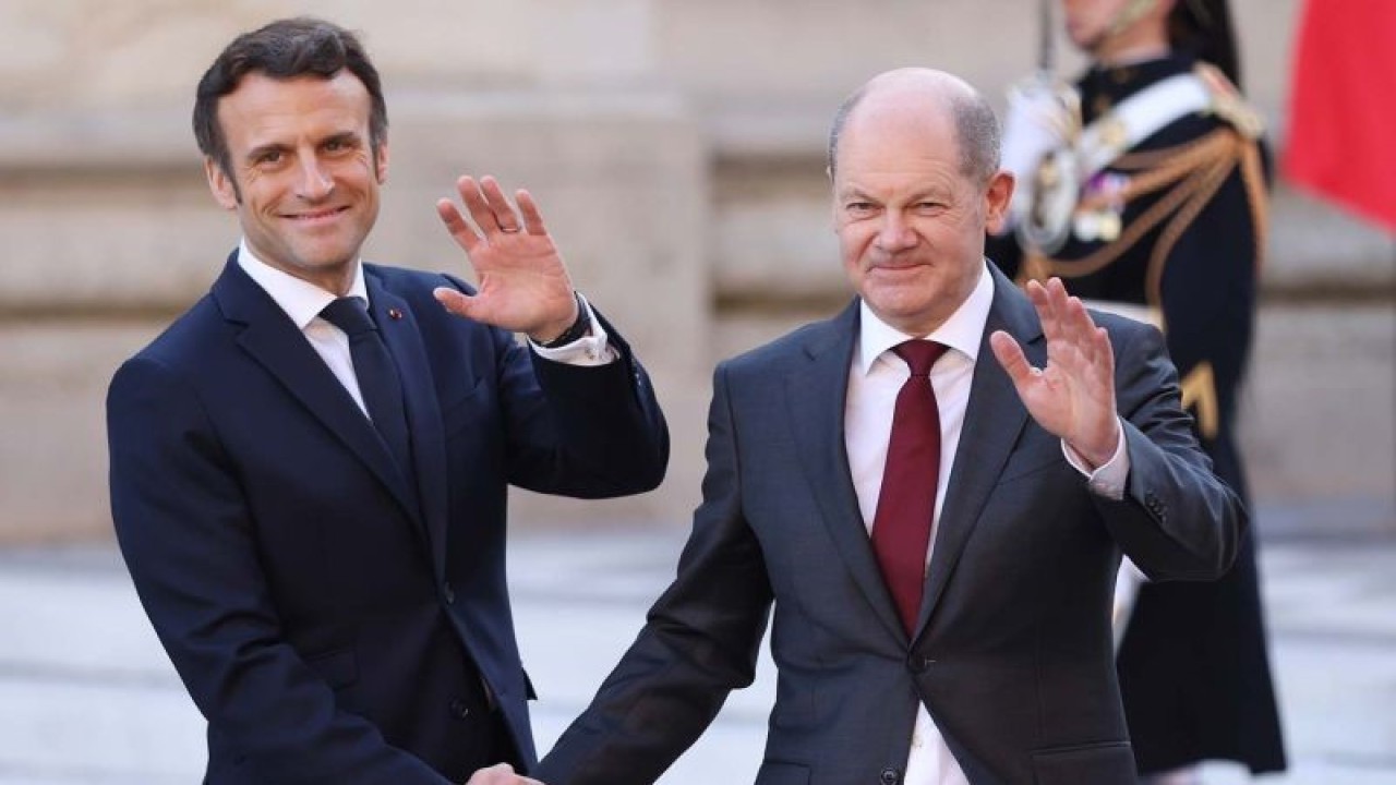 Arsip - Presiden Prancis Emmanuel Macron (kiri) menyambut Kanselir Jerman Olaf Scholz (kanan) menjelang pertemuan informal Dewan Eropa di Istana Versailles, dekat Paris, Prancis, (10/3/2022). Diskusi pada pertemuan informal Dewan Eropa di Versailles, Prancis, berfokus pada pendekatan Eropa terhadap krisis Rusia-Ukraina, seperti dikatakan Presiden Prancis Emmanuel Macron pada Kamis (10/3). ANTARA FOTO/Xinhua/Gao Jing/aww.