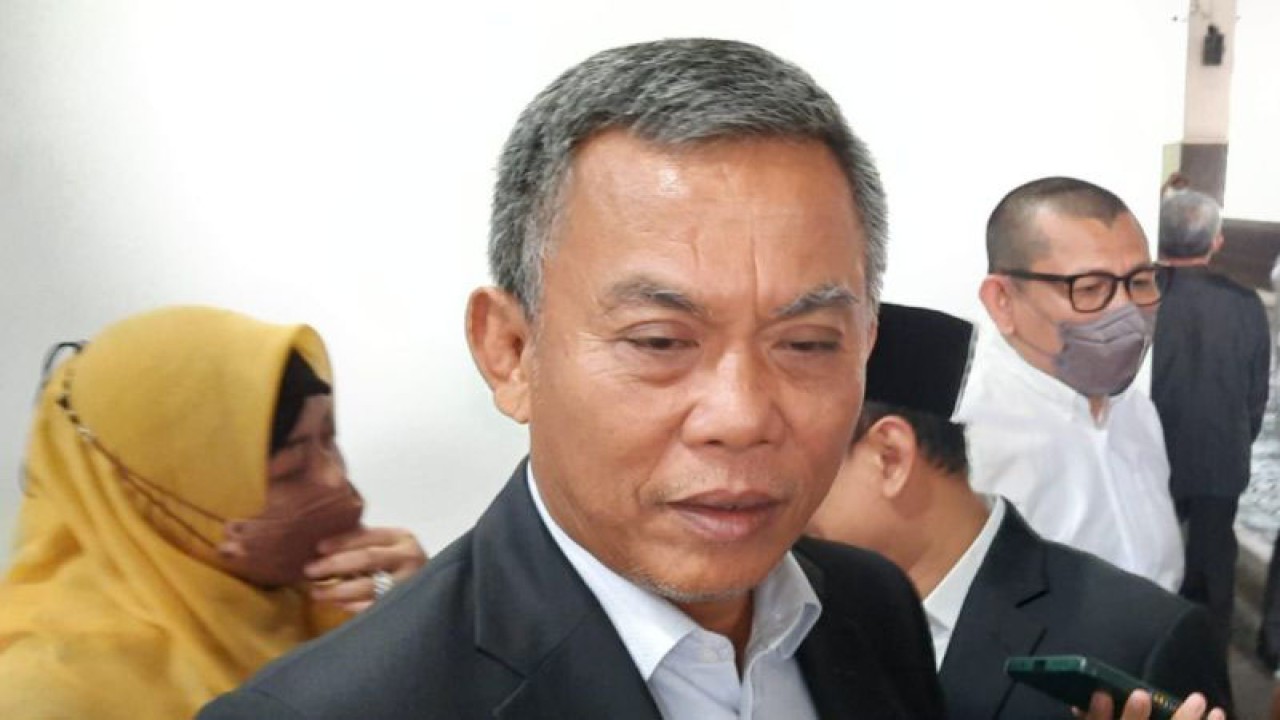 Ketua DPRD DKI Jakarta Prasetyo Edi Marsudi memberikan keterangan pada wartawan usai menghadiri pelantikan Marullah Matali dan Uus Kuswanto pada posisi baru oleh Penjabat (Pj) Gubernur DKI Jakarta Heru Budi Hartono di Balai Agung, Kompleks Balai Kota Jakarta, Jumat (2/12/2022). ANTARA/Ricky Prayoga