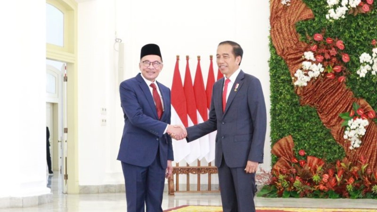 Presiden RI Joko Widodo menyambut kedatangan Perdana Menteri Malaysia Anwar Ibrahim di Istana Kepresidenan Bogor, Jawa Barat, Senin (9/1/2023). ANTARA/Rangga Pandu Asmara Jingga