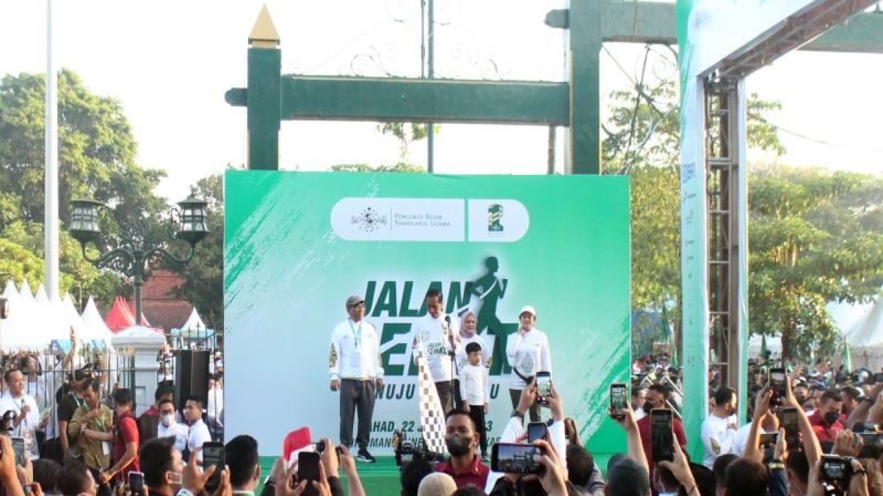 Presiden Joko Widodo bersama Ibu Negara Iriana, Ketua DPR Puan Maharani, dan Ketua Umum Pengurus Besar Nahdlatul Ulama (PBNU) KH Yahya Cholil Staquf memberangkatkan peserta jalan sehat Porseni NU di Pura Mangkunegaran, Kota Solo, Provinsi Jawa Tengah, Minggu (22/1/2023). (ANTARA/Bambang Dwi Marwoto)