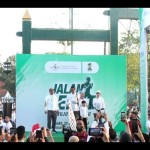 Presiden dan Ibu Negara jalan sehat bersama warga di Solo-1674368074