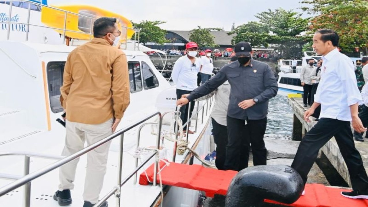 Presiden RI Joko Widodo (kanan) bersiap menumpangi Kapal Motor Ultimate Victory untuk menyeberang ke Pulau Bunaken dari Dermaga Mega Mas, Manado, Sulawesi Utara, Jumat (20/1/2023). (ANTARA/HO-Biro Pers Sekretariat Presiden RI)