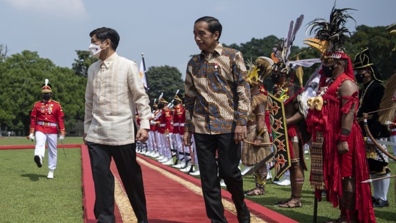Presiden Joko Widodo (kanan) dan Presiden Filipina Ferdinand Romualdez Marcos Jr (kiri) memeriksa pasukan kehormatan saat kunjungan kenegaraan di Istana Kepresidenan Bogor, Jawa Barat, Senin (5/9/2022). ANTARA FOTO/Sigid Kurniawan/aww.