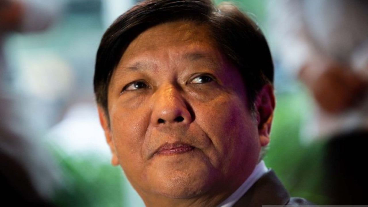 Presiden terpilih Filipina Ferdinand "Bongbong" Marcos Jr., putra dari mendiang diktator Ferdinand Marcos, berbicara dalam konferensi pers di markas kampanyenya di Kota Mandaluyong, Metro Manila, Filipina, Senin (23/5/2022). ANTARA FOTO/REUTERS/Lisa Marie David/wsj.