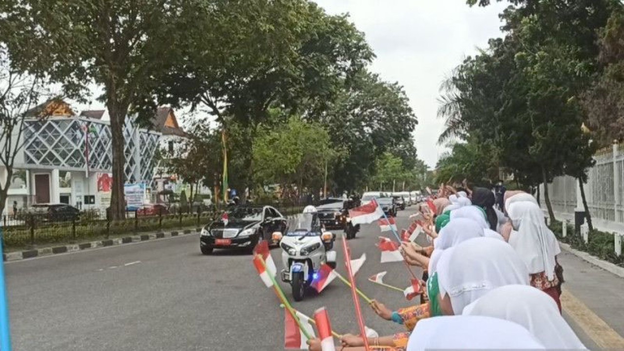 Para siswa saat menyambut kedatangan Presiden Joko Widodo di pinggir jalan di Kota Pekanbaru, Provinsi Riau, Rabu (4/1/2023). (ANTARA/Annisa Firdausi)