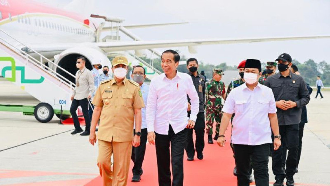Presiden Joko Widodo tiba di Bandar Udara Internasional Sultan Syarif Kasim II, Pekanbaru, Rabu (4/1/2023) (ANTARA/HO-Biro Pers Sekretariat Presiden)