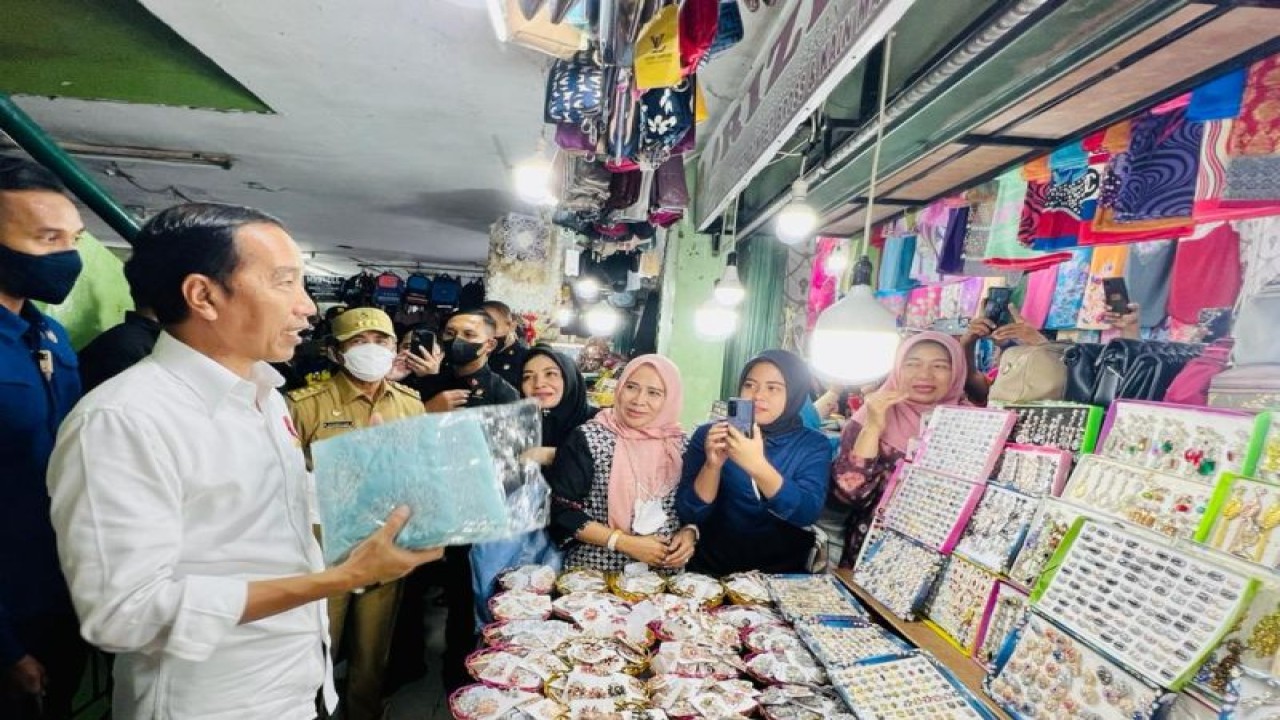 Presiden Joko Widodo meninjau aktivitas perdagangan di Pasar Bawah, Kota Pekanbaru, Riau, Rabu (4/1/2023). (ANTARA/HO-Biro Pers Sekretariat Presiden)