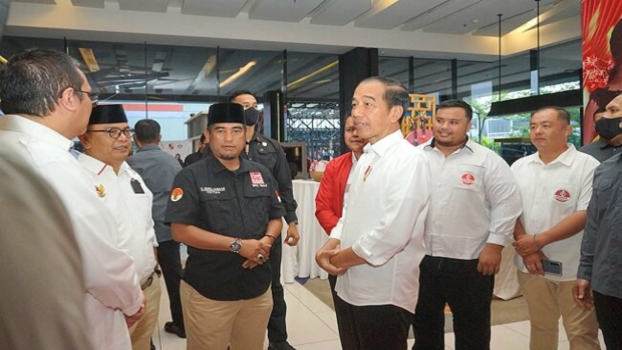 Dewan Penasehat DPP Asosiasi Petani Kelapa Sawit Indonesia (Apkasindo), T Rusli Ahmad dan jajaran bertemu Presiden Joko Widodo disela-sela kunjungannya ke Riau/ist.