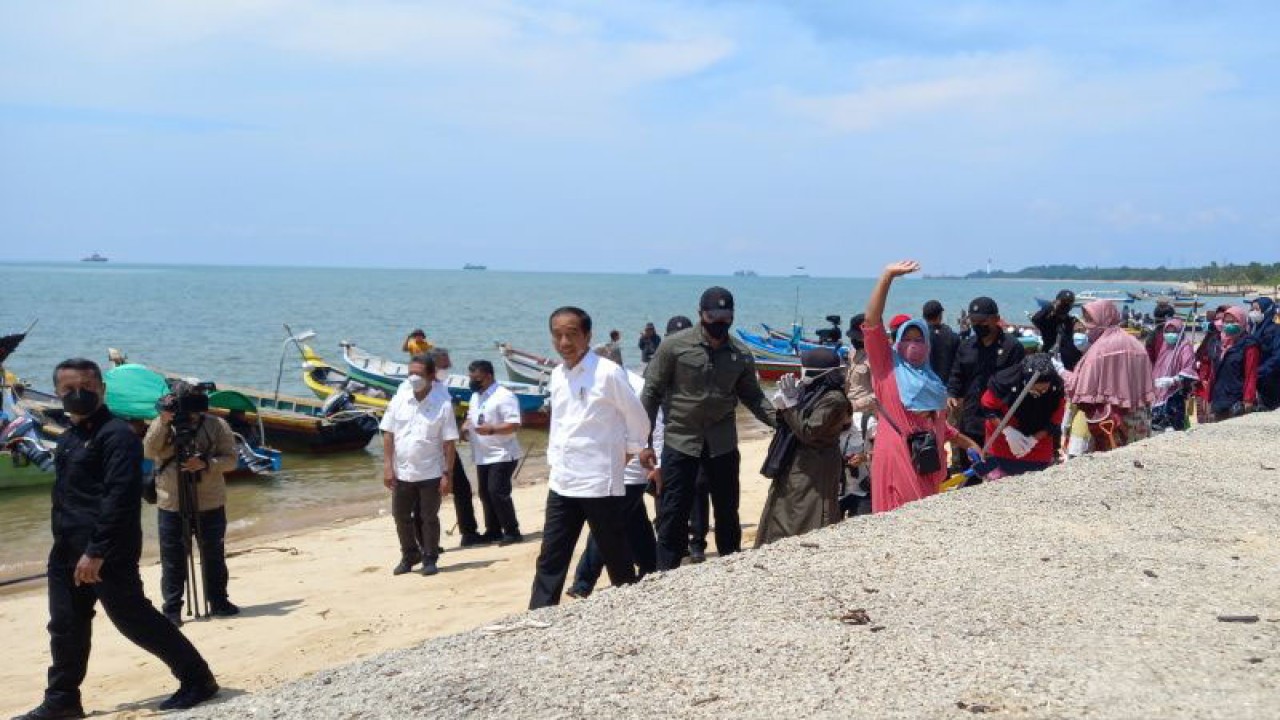 Presiden Joko Widodo pada tahun lalu mengunjungi dan bertemu warga pesisir di lokasi program kampung nelayan maju di Kecamatan Mentok, Kabupaten Bangka Barat. (ANTARA/ Donatus Dasapurna)