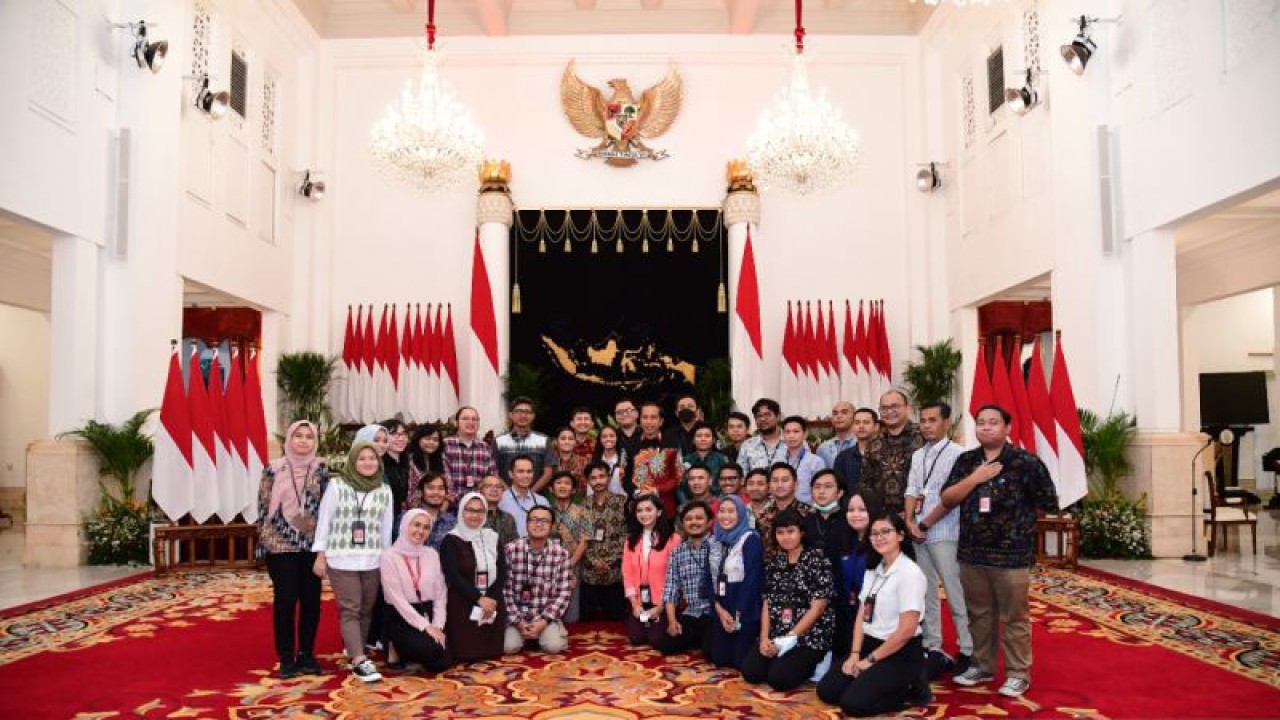 Presiden Joko Widodo bersilaturahmi dengan para wartawan di Istana Negara, Jakarta, Selasa petang (10/1/2023) (ANTARA/MENTARI DWI GAYATI)