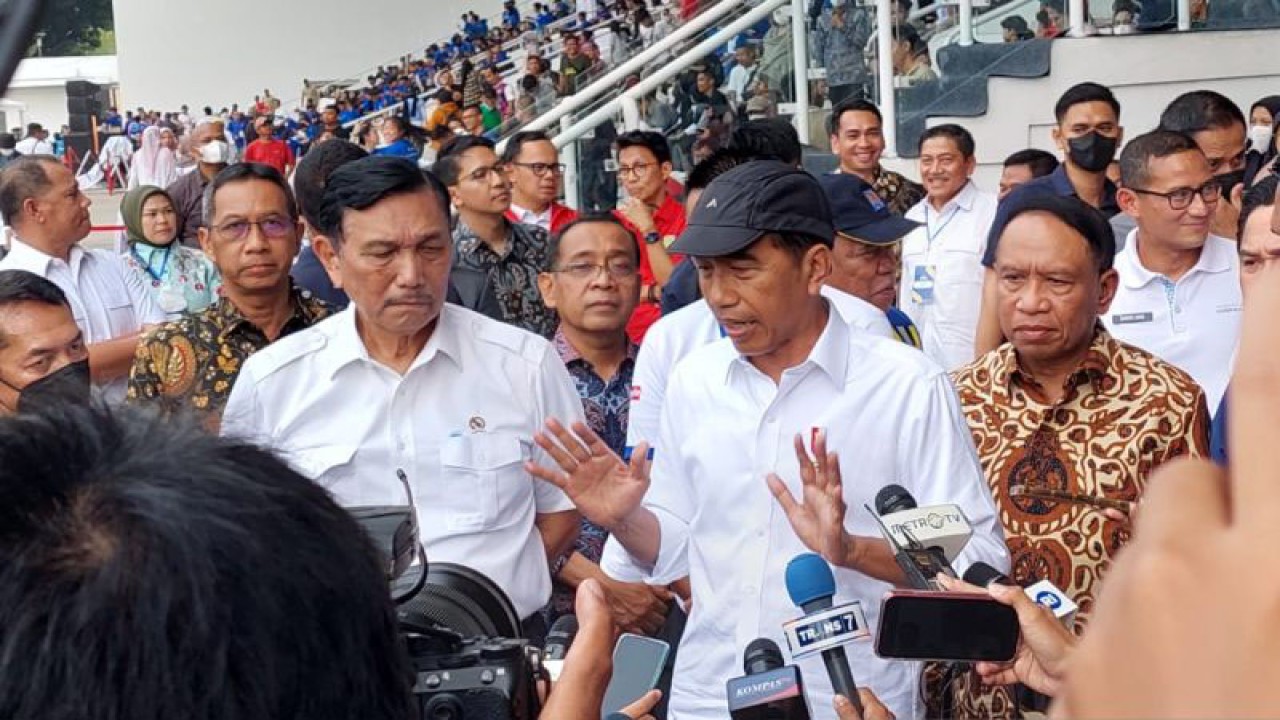 Presiden Joko Widodo (tengah) menyaksikan langsung final kejuaraan atletik pelajar atau Student Athletics Championships (SAC) Indonesia di Stadion Madya, Senayan, Jakarta, Jumat (13/1/203). (ANTARA/Muhammad Ramdan)