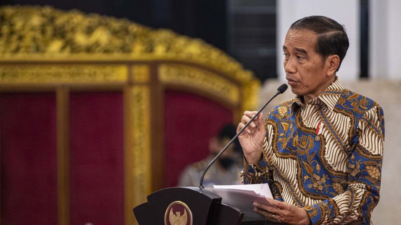 Presiden Joko Widodo menyampaikan pidato pengantar dalam Sidang Kabinet Paripurna di Istana Negara, Jakarta, Senin (16/1/2023). Sidang tersebut membahas evaluasi Anggaran Pendapatan dan Belanja Negara Tahun 2022, serta rencana program dan anggaran tahun 2023. ANTARA FOTO/Sigid Kurniawan/aww.