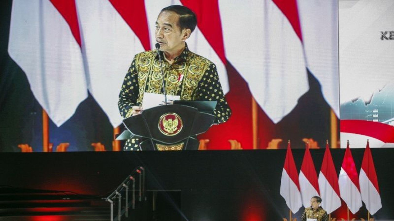Presiden Joko Widodo memberikan sambutan dalam pembukaan Rakornas Kepala Daerah dan Forkopimda 2023 di SICC, Sentul, Kabupaten Bogor, Jawa Barat, Selasa (17/1/2023). (ANTARA FOTO/Yulius Satria Wijaya/hp)
