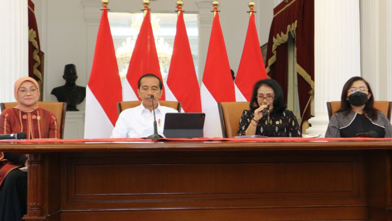 Presiden Joko Widodo menyampaikan pernyataan kepada wartawan didampingi Menteri Ketenagakerjaan Ida Fauziah (kiri), Menteri Pemberdayaan Perempuan dan Perlindungan Anak (PPPA) I Gusti Ayu Bintang Darmawati (kedua dari kanan) dan Deputi V Kepala Staf Kepresidenan (KSP) Jaleswari Pramodhawardani (kanan) di Istana Merdeka Jakarta pada Rabu (18/2/2023). ANTARA/Desca Lidya Natalia.