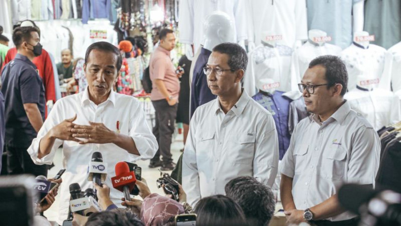 Presiden Joko Widodo didampingi Penjabat Gubernur DKI Heru Budi Hartono (tengah) memberikan keterangan pers saat meninjau Pasar Tanah Abang, Jakarta, Senin (2/1/2023). ANTARA/HO-Pemprov DKI