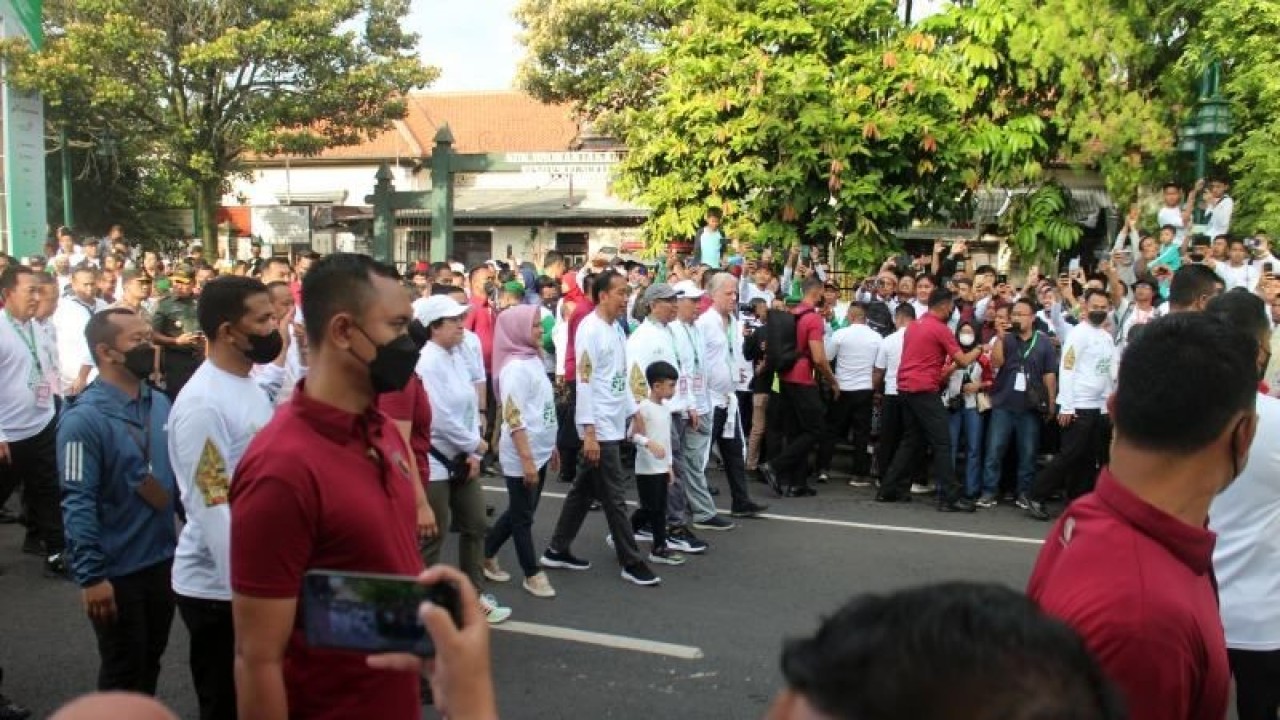 Presiden Joko Widodo didampingi Ibu Iriana Jokowi (ANTARA/Bambang Dwi Marwoto)