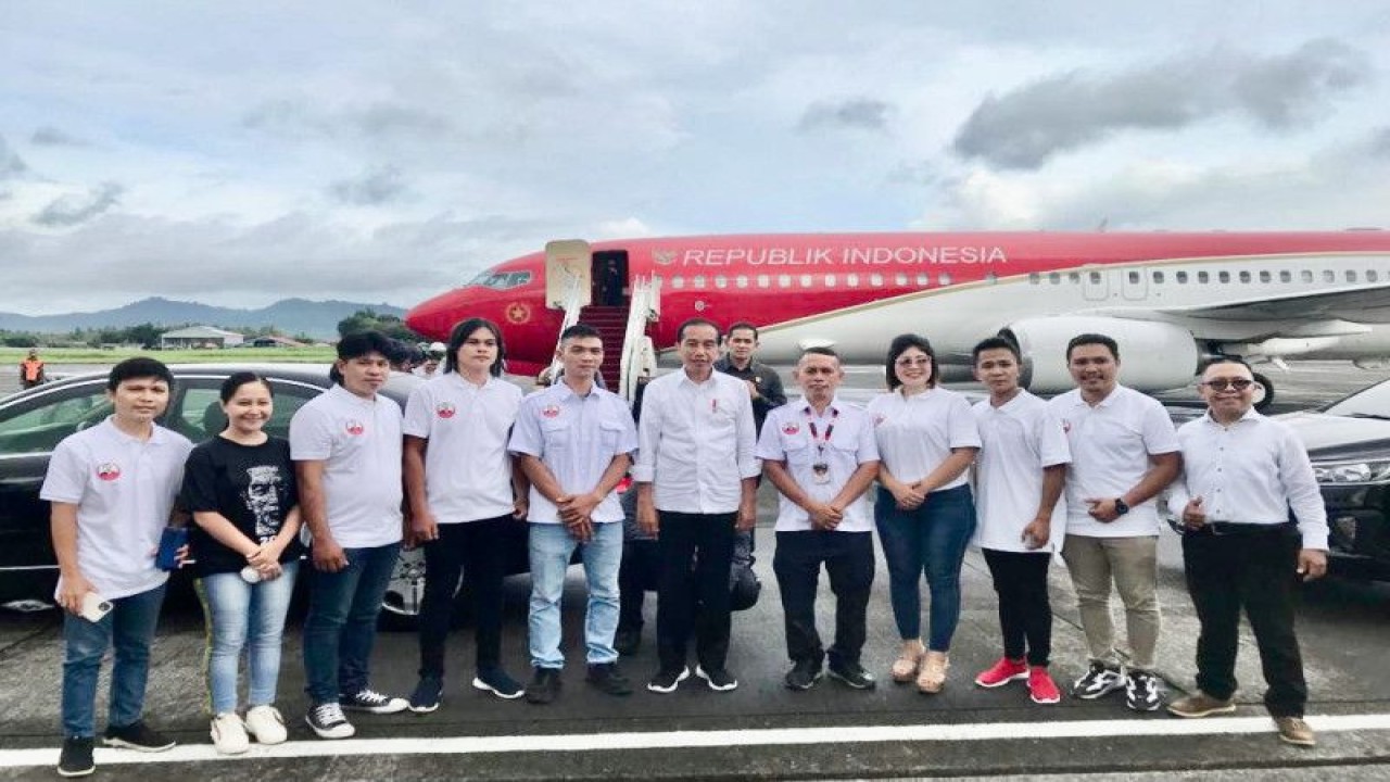 Pengurus DPD ABJ Sulut mengantar Presiden Jokowi ke Bandara Sam Ratulangi Manado untuk menuju Jakarta, Jumat (20/1/2023). ANTARA/HO-Relawan ABJ