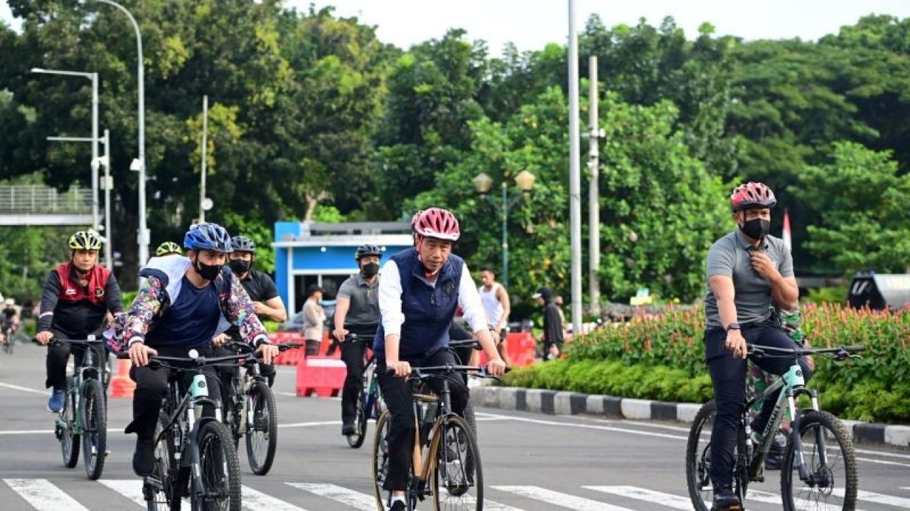 Presiden RI Joko Widodo (tengah) bersepeda di kawasan hari bebas kendaraan bermotor atau car free day (CFD) Sudirman-Thamrin, Jakarta, Minggu (15/1/2023. ANTARA/HO-Biro Pers Sekretariat Presiden/Muchlis Jr