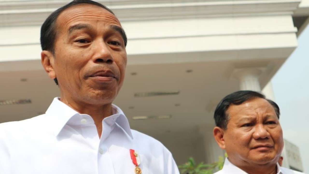 Presiden Jokowi didampoingi Menteri Pertahanan Prabowo Subianto menyampaikan pernyataan usai Rapat Pimpinan Kementerian Pertahanan Tahun 2023 di Gedung Kemhan, Jakarta, Rabu (18/1/2023). (ANTARA/Desca Lidya Natalia)