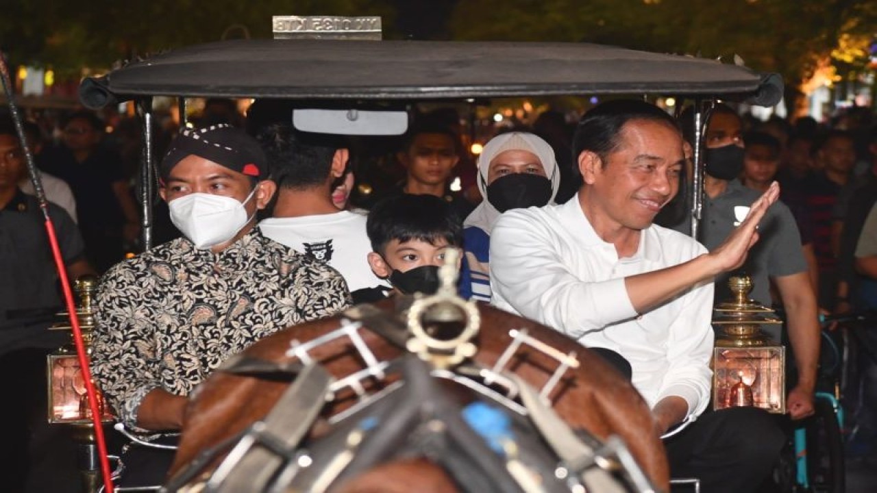 Presiden RI Joko Widodo (kanan) menyapa masyarakat saat berkeliling menumpangi andong bersama keluarganya di kawasan Jalan Malioboro, Yogyakarta, Sabtu (7/1/2023). ANTARA/HO-Biro Pers Sekretariat Presiden.