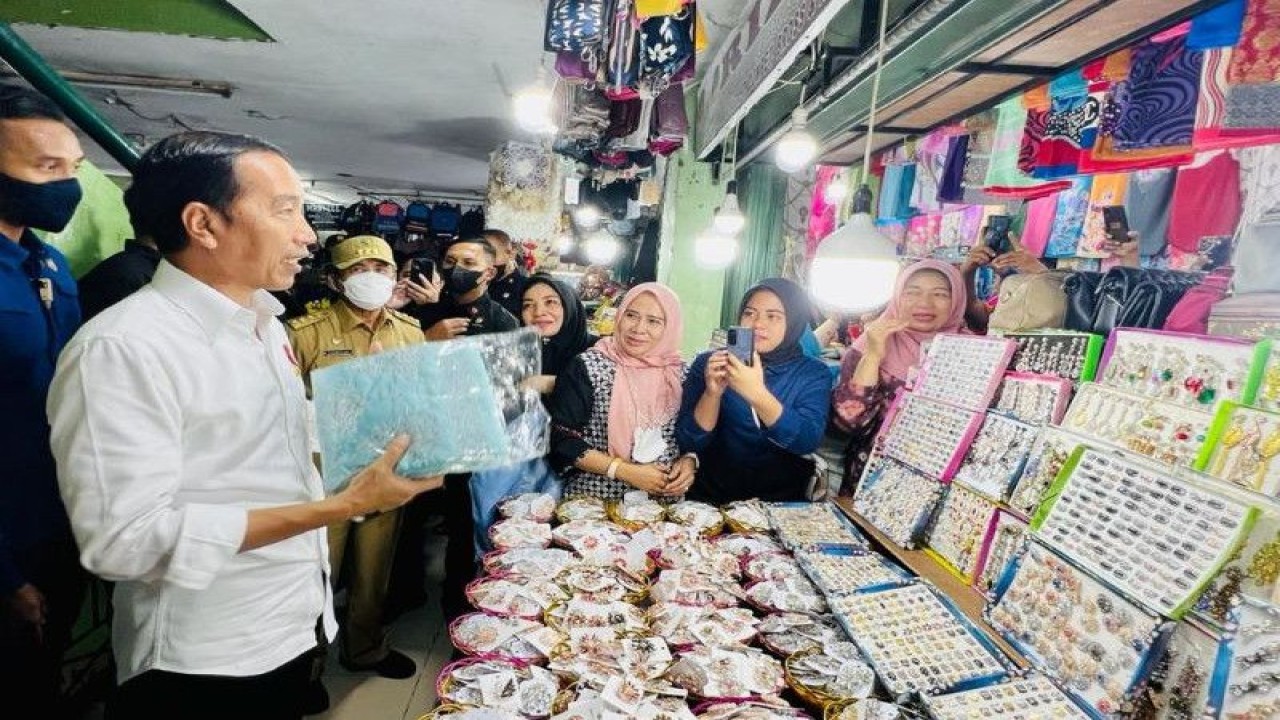 Presiden Joko Widodo melanjutkan kunjungan kerja di Provinsi Riau dengan meninjau aktivitas perdagangan di Pasar Bawah, Kota Pekanbaru, Rabu, (4/1/2023) Foto: Antara/HO-Laily Rachev - Biro Pers Sekretariat Presiden.