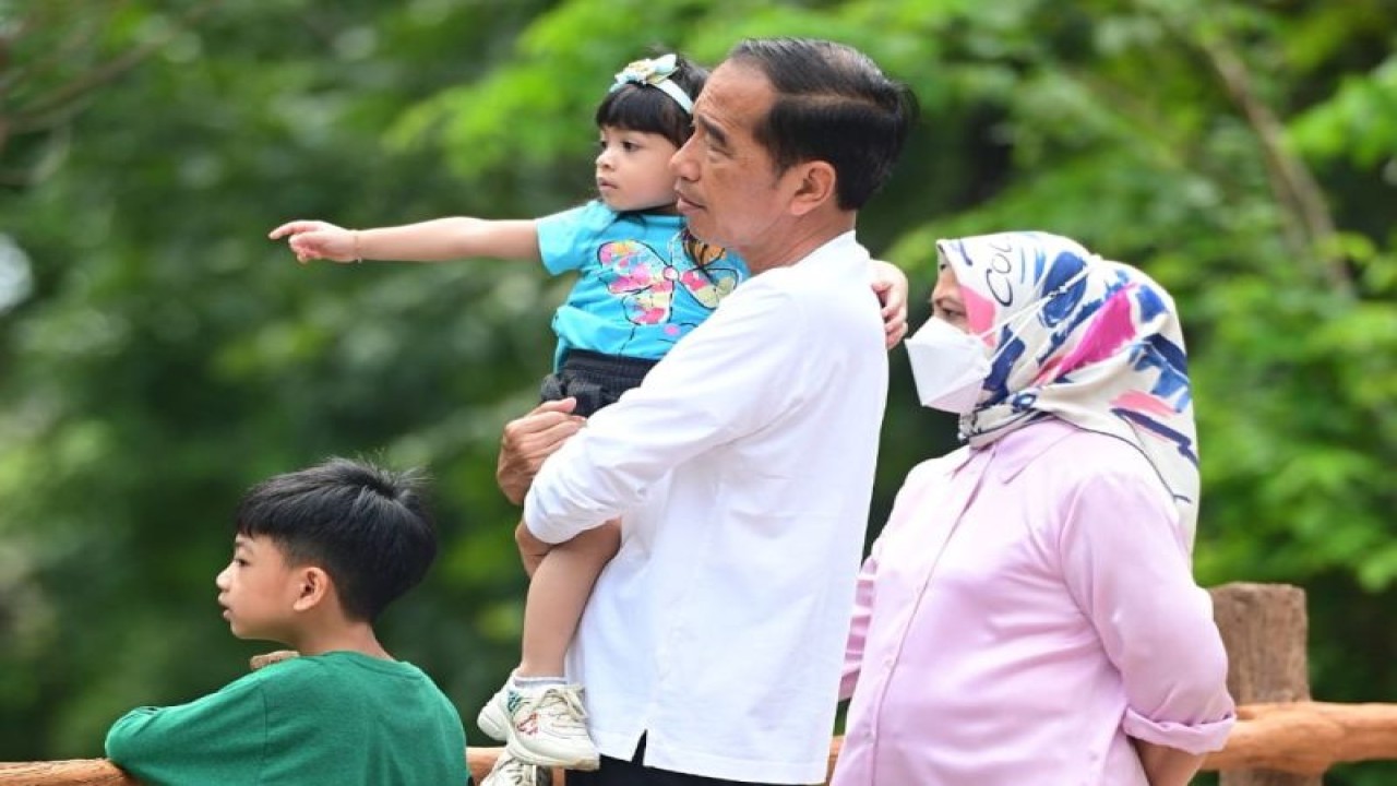 Presiden RI Joko Widodo menggendong cucunya La Lembah Manah saat menyambangi Solo Safari, taman bermain hasil revitalisasi kebun binatang Solo Taman Satwa Taru Jurug (TSTJ) di Surakarta, Jawa Tengah, Senin (23/1/2023). (ANTARA/HO-Biro Pers Sekretariat Presiden RI)
