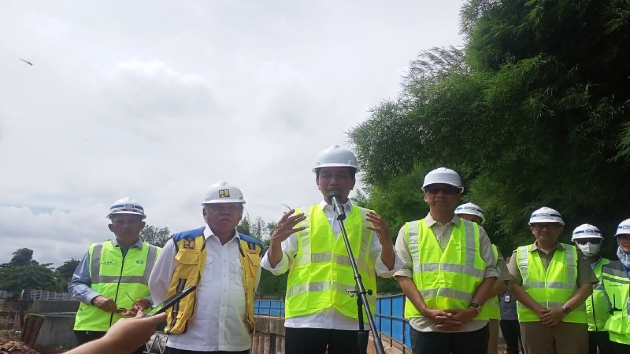 Presiden Joko Widodo saat meninjau proyek sodetan Kali Ciliwung ke Kanal Banjir Timur, Jakarta Timur, Selasa (24/1/2023). (ANTARA/Rangga Pandu Asmara Jingga)