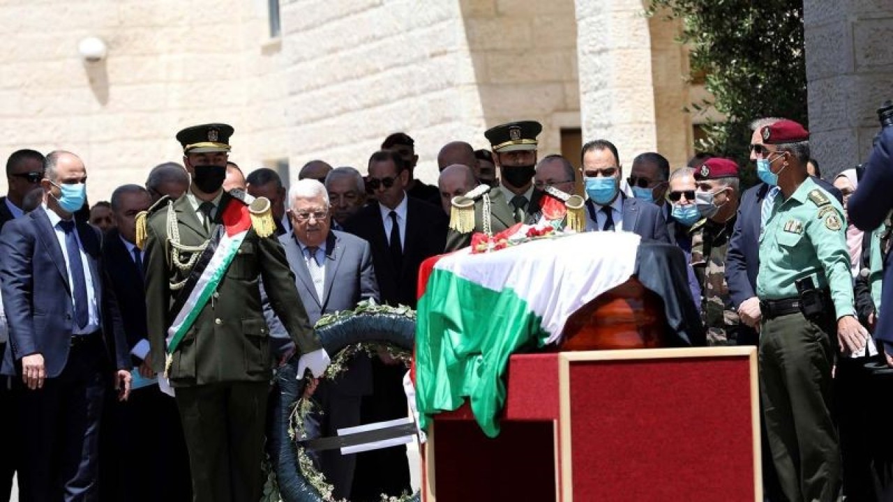 Arsip - Presiden Palestina Mahmoud Abbas meletakkan karangan bunga dalam upacara pemakaman jurnalis Al-Jazeera Shireen Abu Akleh di kantor pusat Otoritas Palestina di Kota Ramallah, Tepi Barat, (12/5/2022). Jurnalis Al-Jazeera Shireen Abu Akleh tewas  ditembak tentara Israel saat meliput di wilayah utara Tepi Barat yang diduduki pada Rabu (11/5) pagi waktu setempat. ANTARA FOTO/Xinhua/Nidal Eshtayeh/aww.