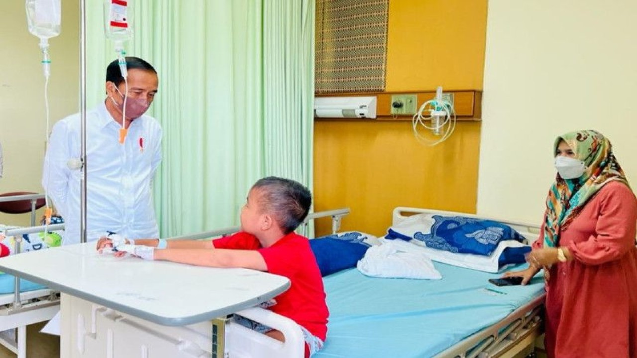Presiden RI Joko Widodo (kiri) berbincang dengan salah seorang pasien anak dan orang tuanya yang dirawat di RSUD Arifin Achmad, Pekanbaru, Riau, Rabu (4/1/2023). (ANTARA/HO-Biro Pers Sekretariat Presiden)