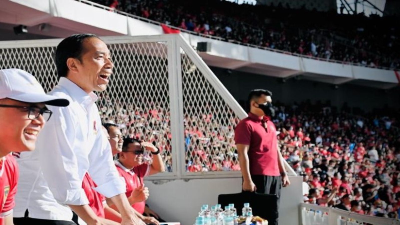 Reaksi Presiden RI Joko Widodo saat menyaksikan penampilan tim nasional Indonesia dalam leg pertama semifinal Piala AFF 2022 melawan Vietnam di Stadion Utama Gelora Bung Karno, Jakarta, Jumat (6/1/2023). (ANTARA/HO-Biro Pers Sekretariat Presiden)
