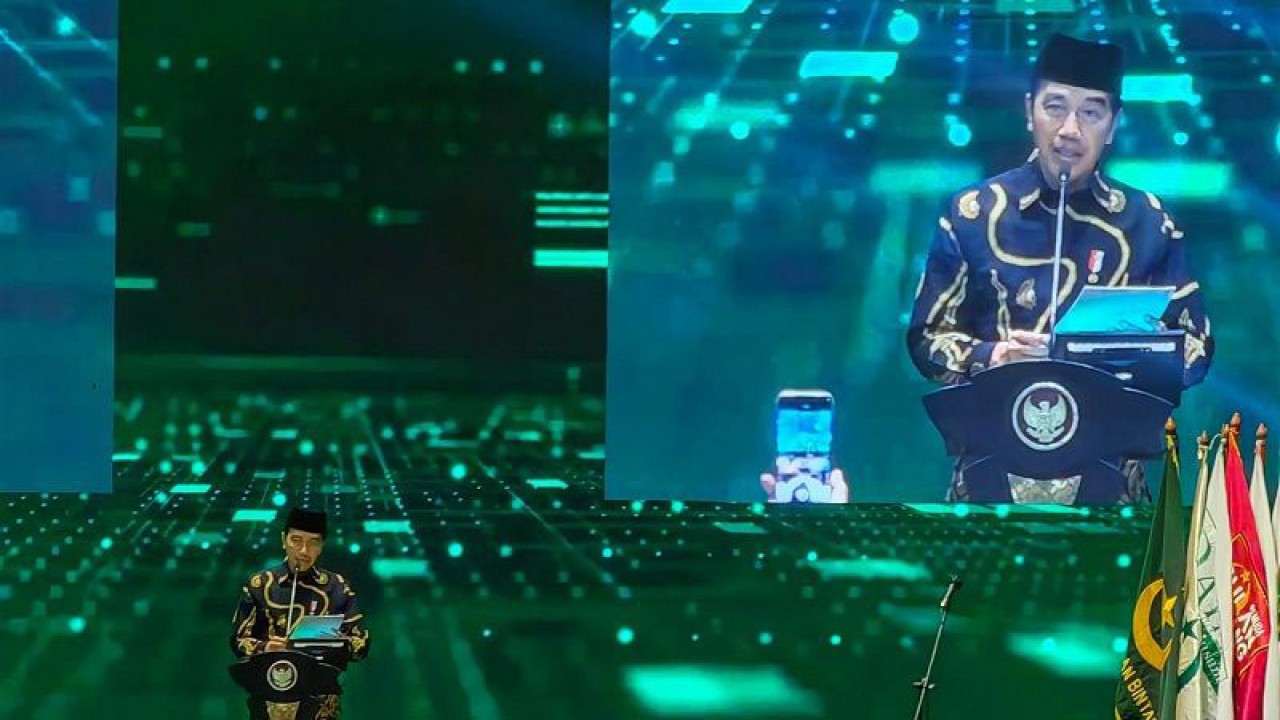 Presiden RI Joko Widodo menyampaikan sambutan saat menghadiri pembukaan Rapat Koordinasi Nasional dan Musyawarah Dewan Partai Bulan Bintang di Jakarta, Rabu (11/1/2023). (ANTARA/Gilang Galiartha)
