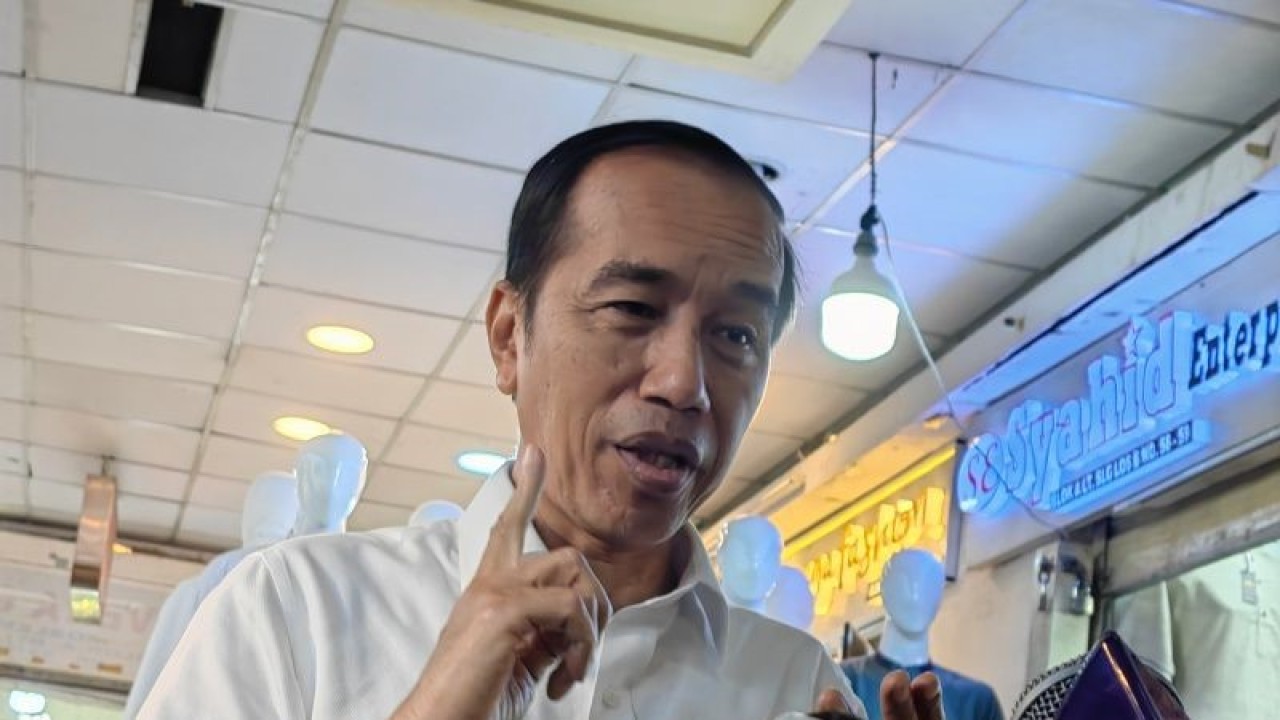 Presiden RI Joko Widodo di Pasar Tanah Abang, Jakarta, Senin (2/1/2023). (ANTARA/Gilang Galiartha)