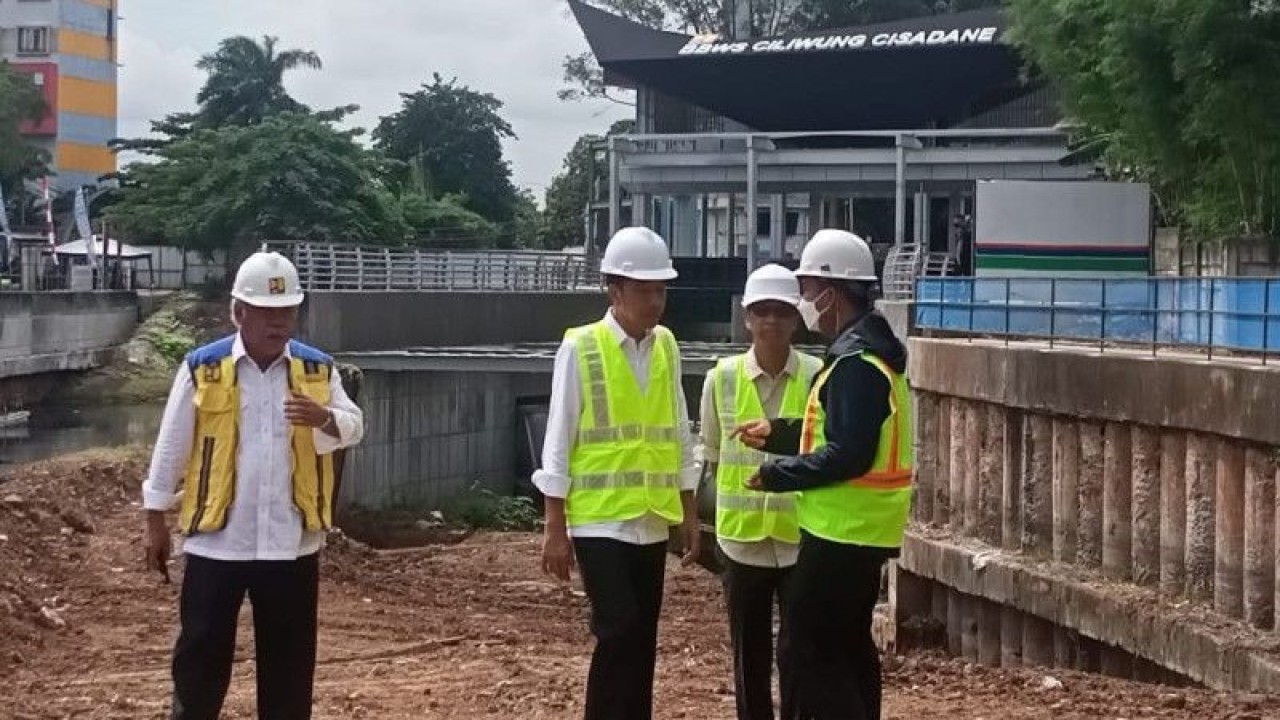 Presiden Joko Widodo (tiga kanan) saat meninjau Proyek Pembangunan Sodetan Kali Ciliwung ke Kanal Banjir Timur (KBT), Jakarta, Senin (24/1/2023). (ANTARA/Rangga Pandu Asmara Jingga)