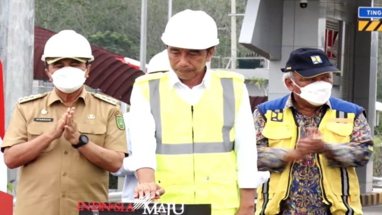 Tangkapan layar Presiden RI Joko Widodo (tengah) menekan tombol sirine tanda peresmian Jalan Tol Pekanbaru-Bangkinang di Gerbang Tol Bangkinang, Kabupaten Kampar, Riau, Rabu (4/1/2023). (ANTARA/Gilang Galiartha)