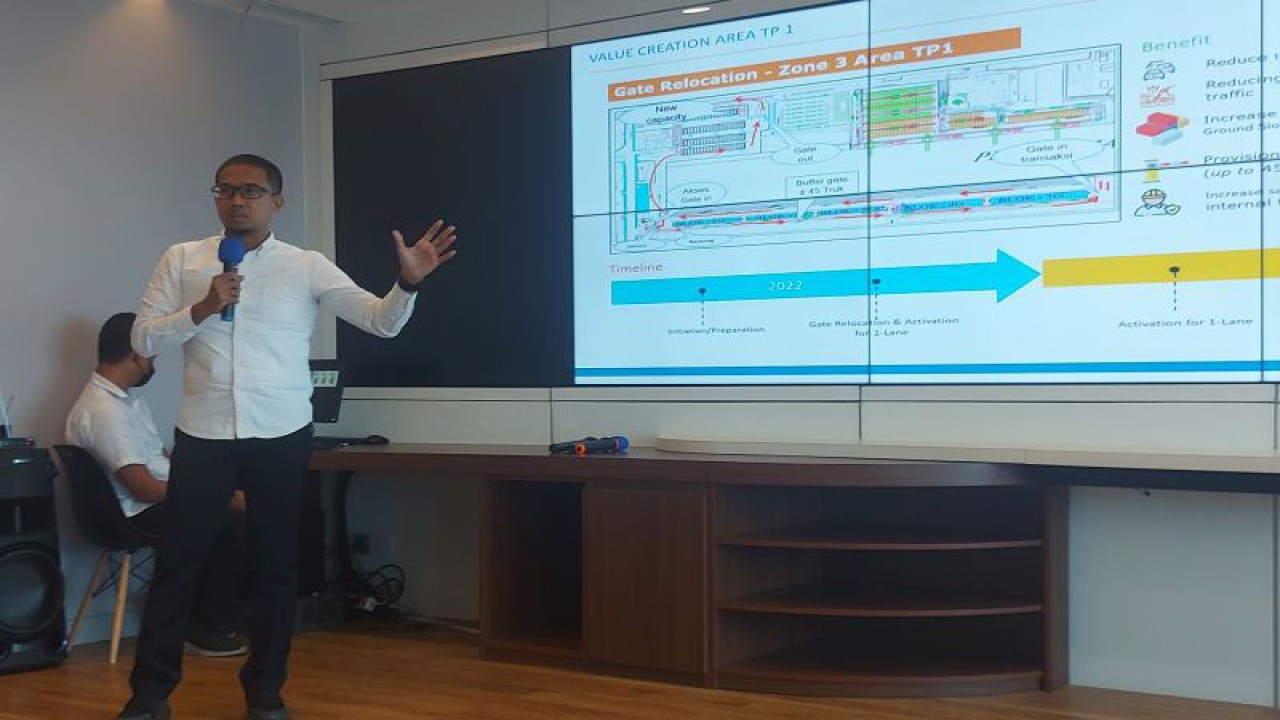 Senior Manager Operasional Indonesia Port Corporation Terminal Peti Kemas (lPC TPK) Medi Utama di Menara Pelindo Lantai 18, Tanjung Priok, Jakarta Utara, Selasa (24/1/2023). ANTARA/Abdu Faisal