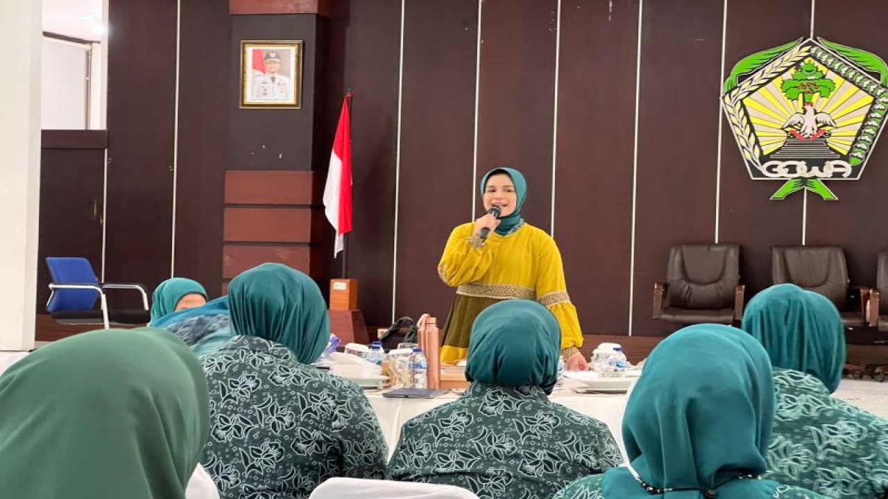 Ketua TP PKK Kabupaten Gowa Priska Paramita pada Rapat Koordinasi awal tahun 2023 bersama Ketua TP PKK Kecamatan se-Kabupaten Gowa di Rumah Jabatan Bupati Gowa, Rabu (4/1/2022). ANTARA Foto/HO-Humas Pemkab Gowa