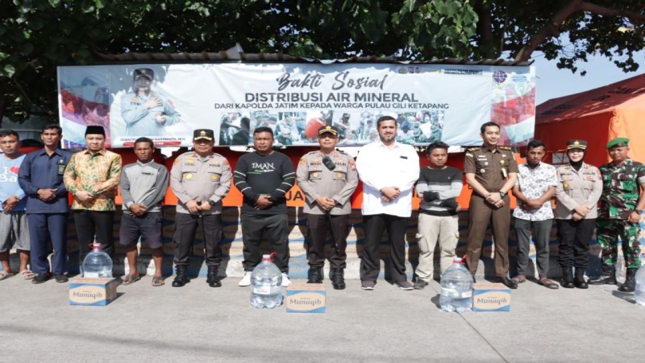 Kapolda Jatim Irjen Pol Toni Harmanto (tengah) bersama Forkopimda Kota Probolinggo dan perwakilan masyarakat Pulau Gili Ketapang berfoto bersama usai menyalurkan bantuan air mineral di PPI Mayangan Kota Probolinggo, Rabu (11/1/2023) (ANTARA/HO-Polres Probolinggo Kota)
