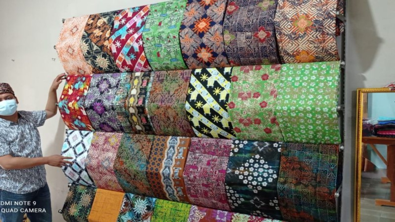 Produk batik lokal hasil kerajinan industri kecil dan menengah (IKM) Kabupaten Lebak bisa menembus pasar dunia. ANTARA/Mansur