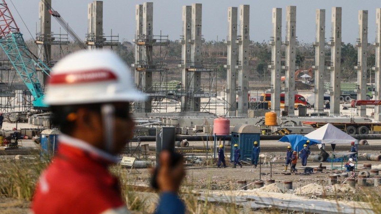 Ilustrasi - Pekerja beraktivitas di area Proyek Pengembangan Lapangan Gas Unitisasi Jambaran-Tiung Biru (JTB) di Desa Bandungrejo, Bojonegoro, Jawa Timur, Rabu (9/10/2019). ANTARA FOTO/Rivan Awal Lingga/wsj.