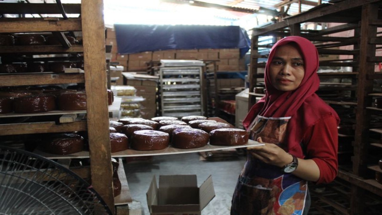 Produksi kue keranjang milik perajin di Lampung yang mengalami peningkatan produksi lima hari menjelang Imlek 2574 kongzili. ANTARA/Ruth Intan Sozometa Kanafi.